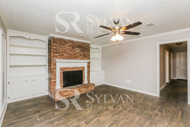 Building Photo - This adorable home is ready for your personal touch!