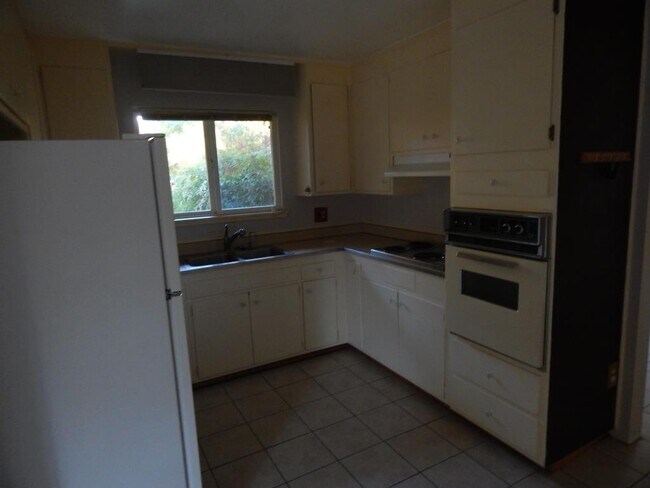 Building Photo - 1301 Madrone Pl