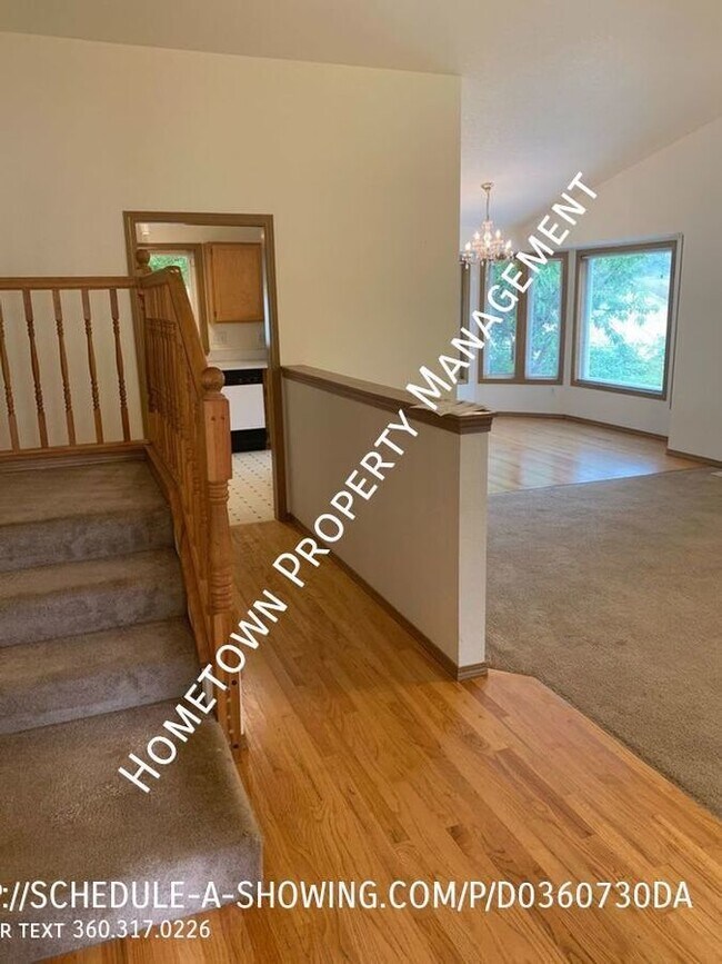 Foto del edificio - Spacious 3 Bedroom Tri-Level Home!