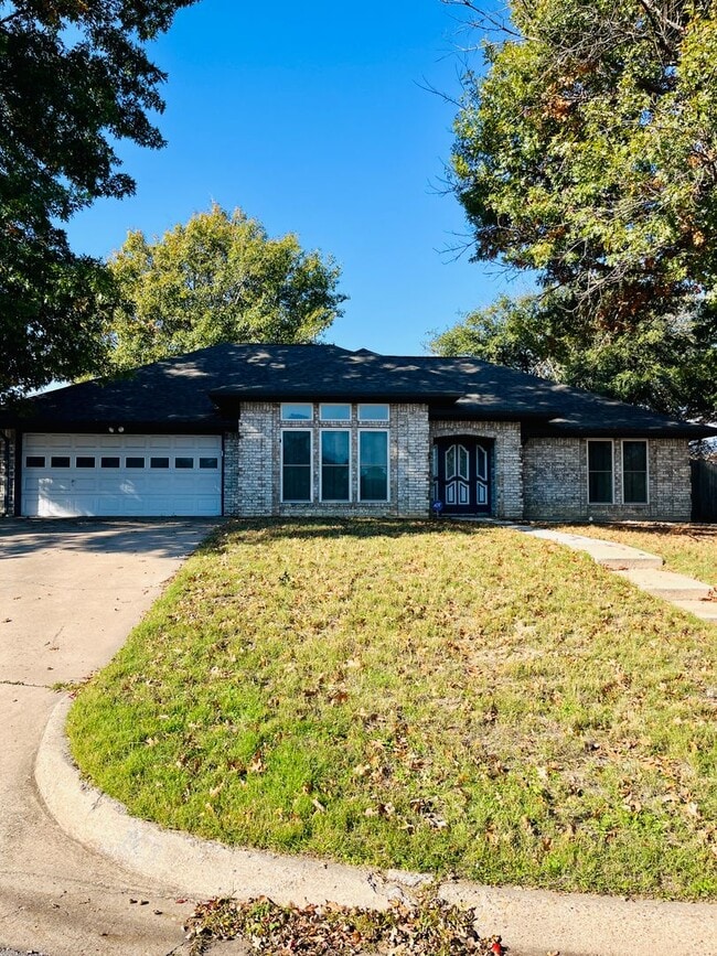 Foto del edificio - Coming Soon! Fireplace - Storage - Large backyard