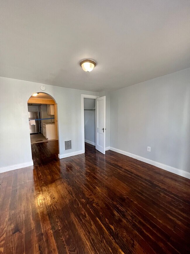 Building Photo - Modern, Cozy 1 Bedroom & 1 Bathroom Home!