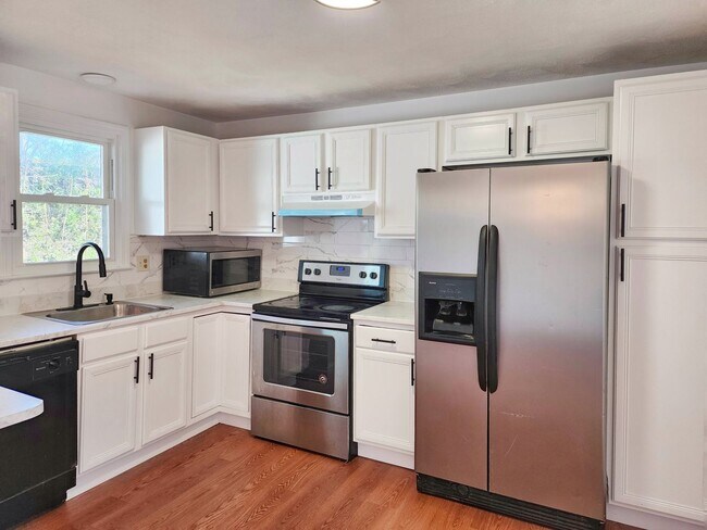 Building Photo - Beautifully remodeled townhouse with garage.