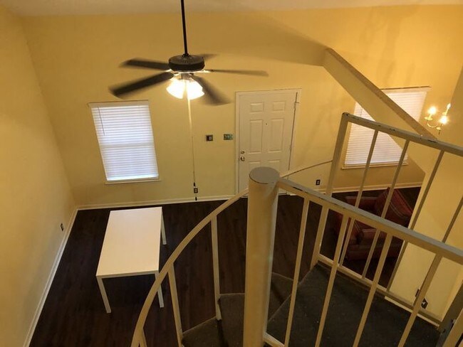 Building Photo - 2 Bedroom Condo with loft / UNIT 210
