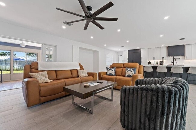 Foto del edificio - 4193 Hyacinth Cir N