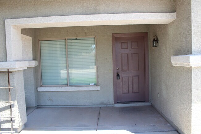 Building Photo - Beautiful 4 bedroom 2.5 bath home located ...