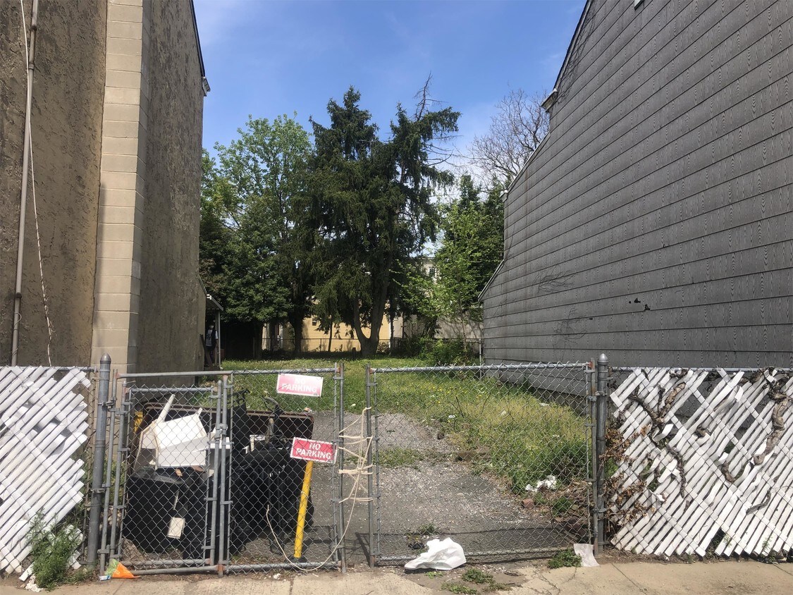 Building Photo - 484 Genesee St