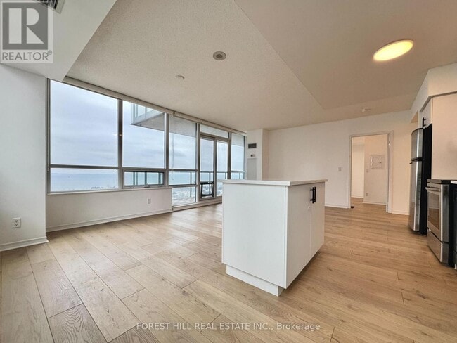 Photo du bâtiment - 2240 Lake Shore Blvd W