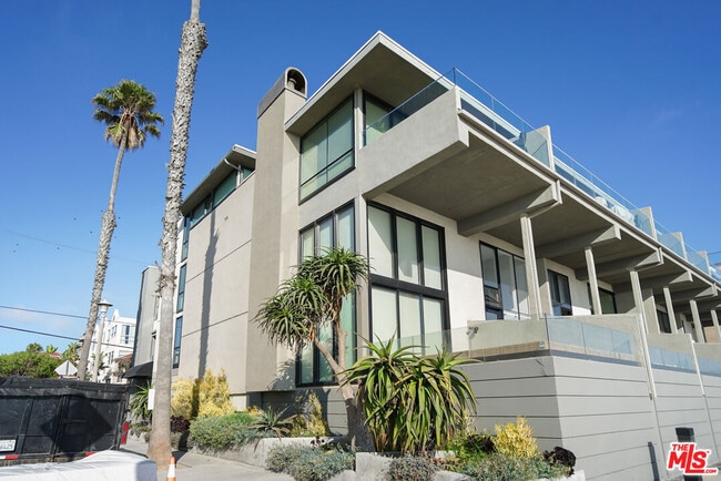 Building Photo - 6 Voyage St