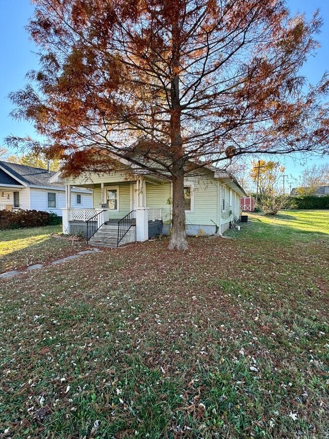 Building Photo - 2219 N Bolivar Rd