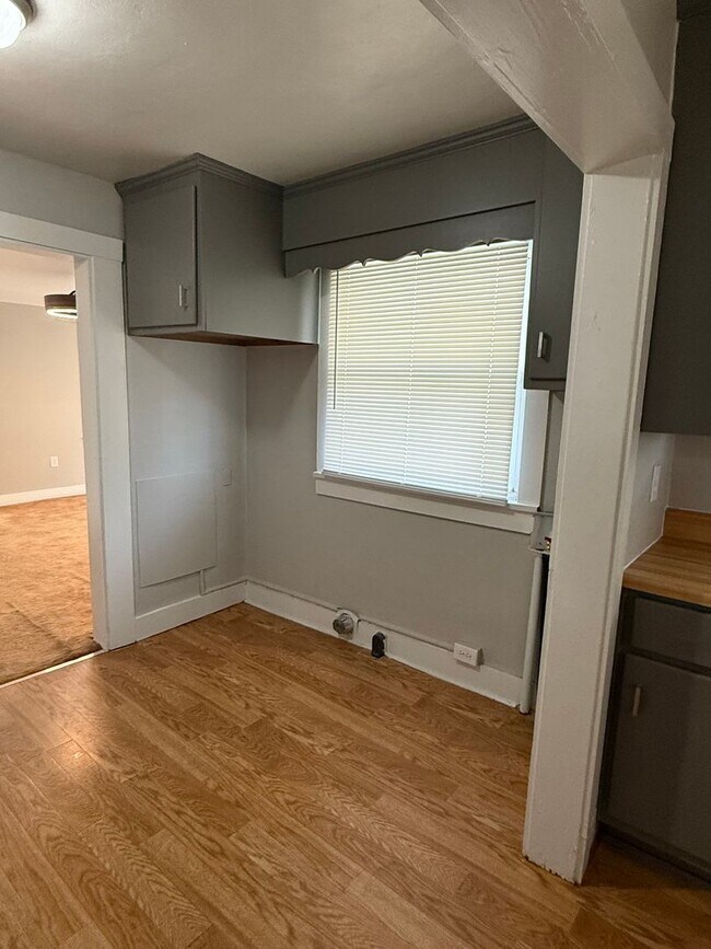 Foto del edificio - FIRST FULL MONTH RENT FREE