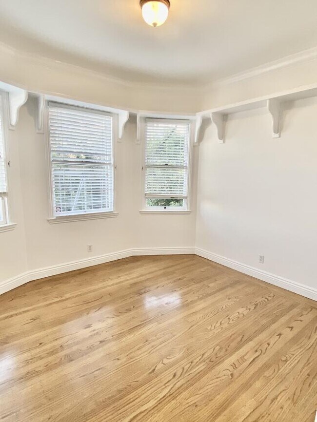 Building Photo - 2 bedroom in San Francisco CA 94123