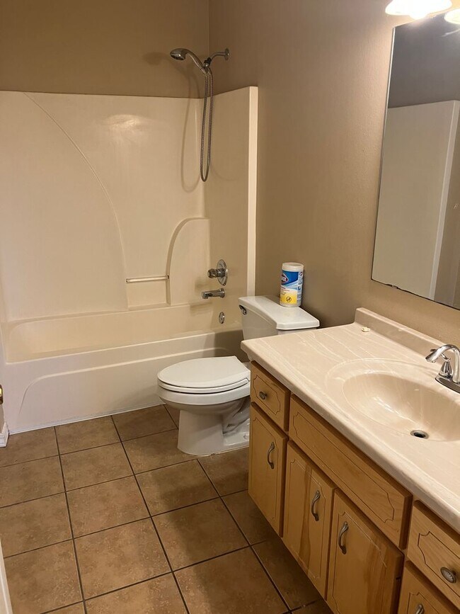 Building Photo - Two bedroom duplex in wonderful location!