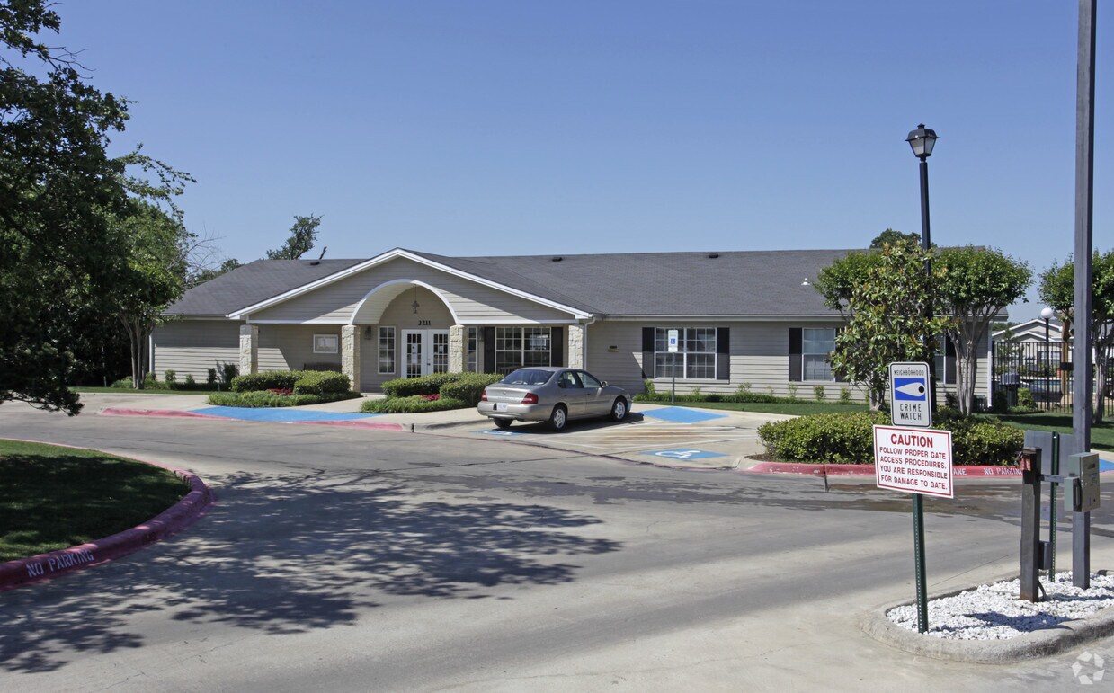 Primary Photo - Villas of Hickory Estates