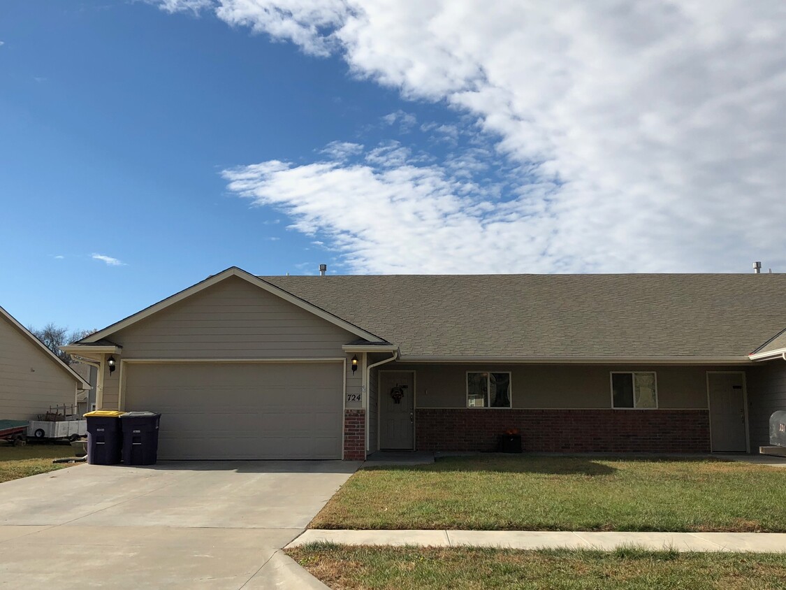 Primary Photo - 724 Highland Ridge Dr