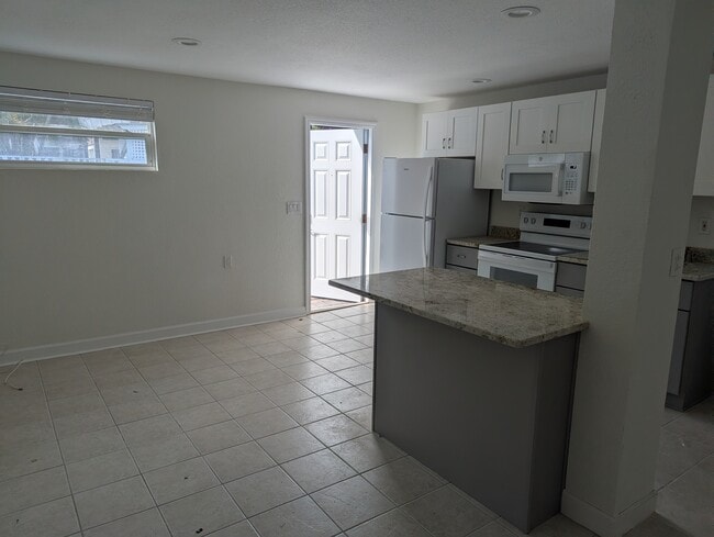 Building Photo - 2706 Pass a Grille Way