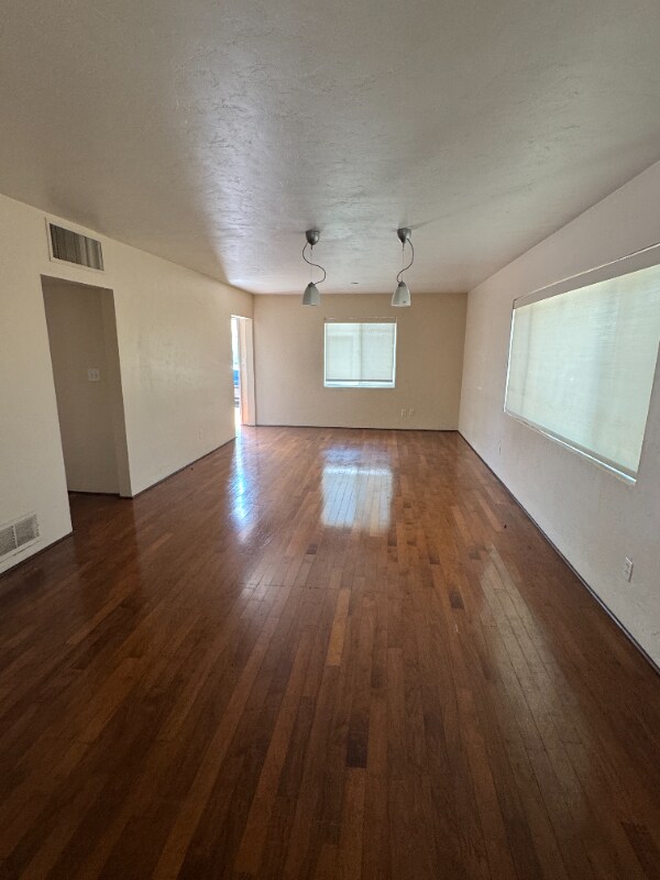 Foto del edificio - 1418 E Spring St