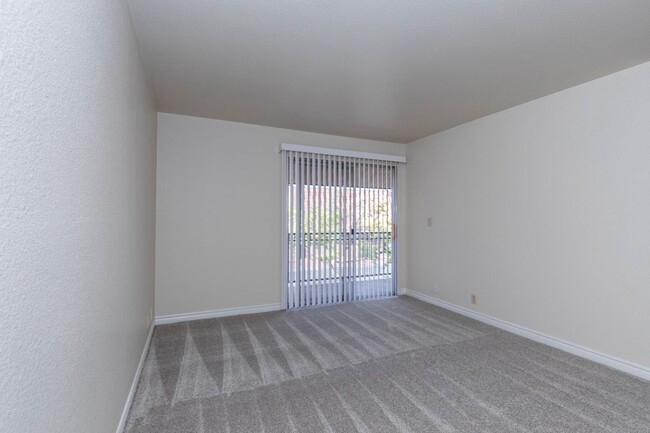 Building Photo - Charming 1-Bedroom Condo in Guard-Gated Be...