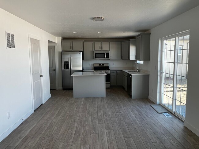 Building Photo - GET $500 OFF THE FIRST MONTHS RENT!!!!
