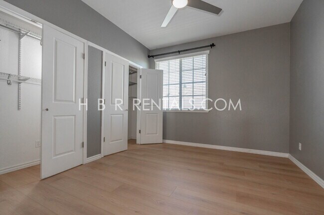 Foto del edificio - Spacious 5-Bedroom Home with First-Floor Bedrooms & Modern Finishes in Tracy!