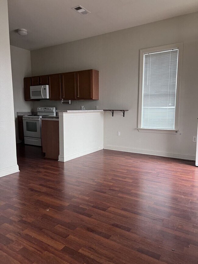 Building Photo - Cute single family home with yard.