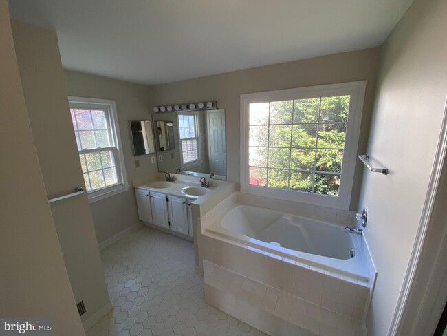 Building Photo - 4399 Poplar Tree Ct