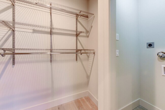 Foto del edificio - Smart Layout, Prime Location, and a Rooftop That Seals the Deal