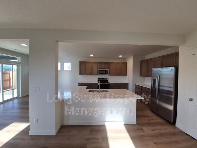 Foto del edificio - 4694 Finch St