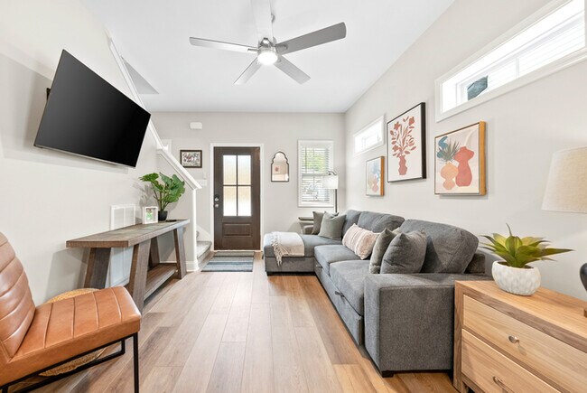 Building Photo - Whole Home (1012 & 1014 Franklin)