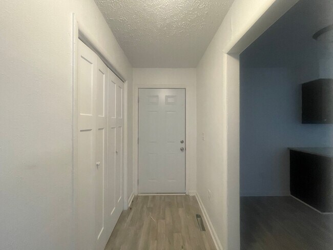 Foto del edificio - Remodeled 3 bedroom 1 bathroom 1 car garag...