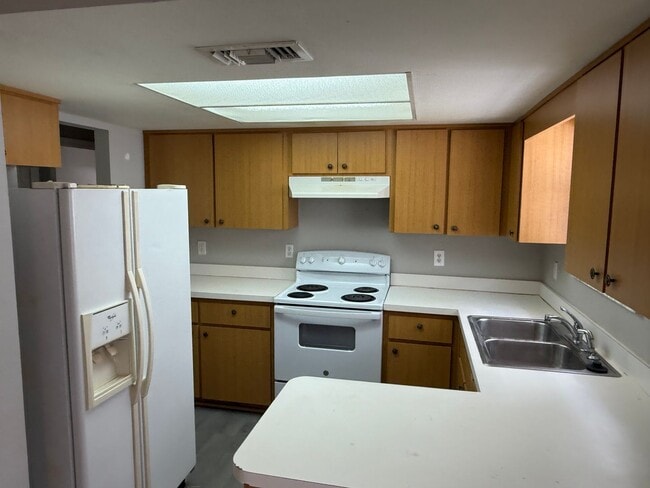 Building Photo - Recently Renovated - New flooring -  Fresh...