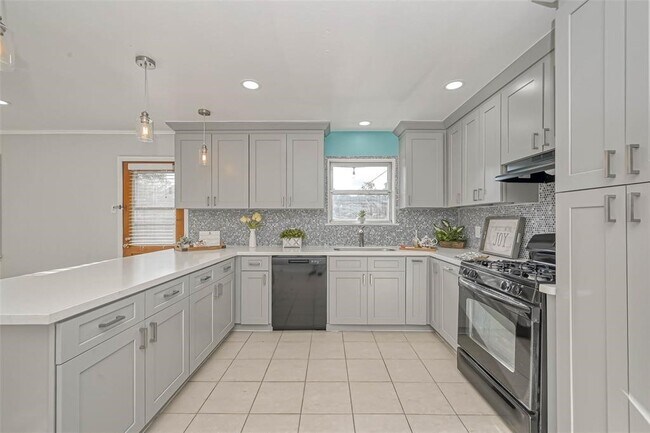 Building Photo - 9139 Western Dr