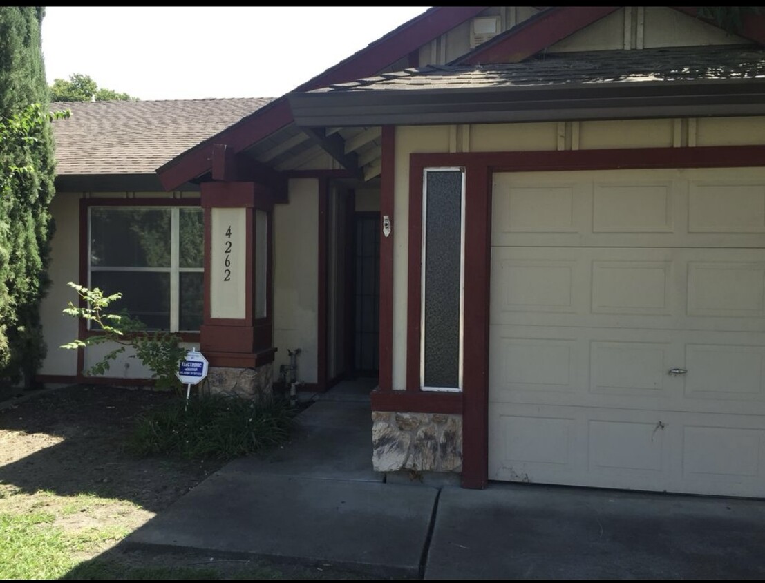 Primary Photo - 4262 Chinquapin Way