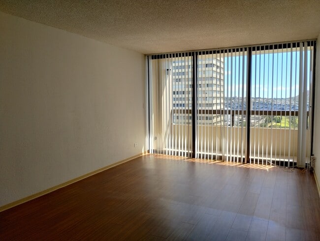 Building Photo - 2499 Kapiolani Blvd