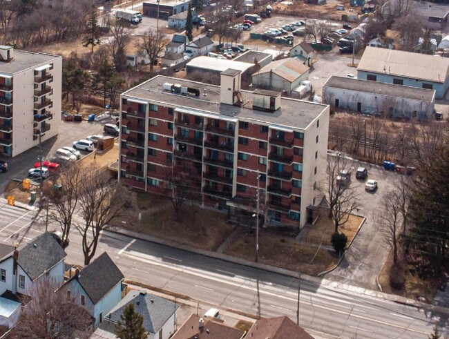 Building Photo - 175 Bloor St W