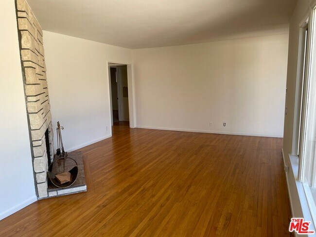 Foto del edificio - 1418 E Oak Ave