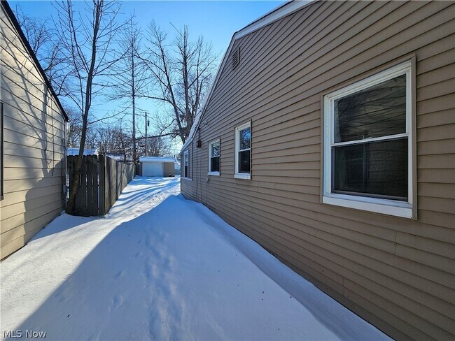 Foto del edificio - 2450 Greenvale Rd