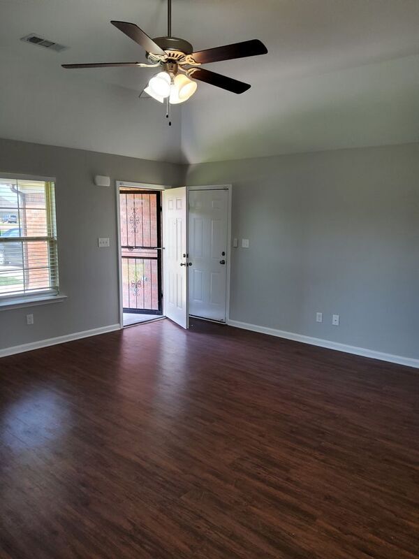 Foto del edificio - 1262 River Wood Creek W