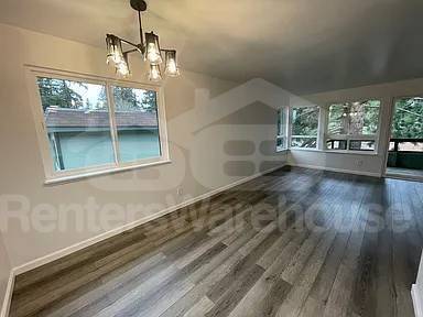 Building Photo - Shoreline Condo-Great Location!