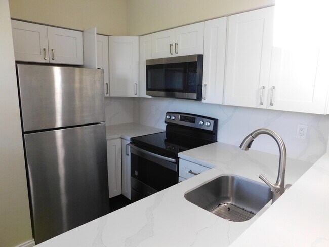 Foto del edificio - 611 Cypress Lake Blvd