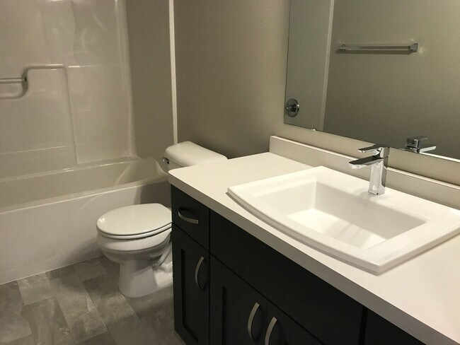 Building Photo - 4 Bed 3 Bath