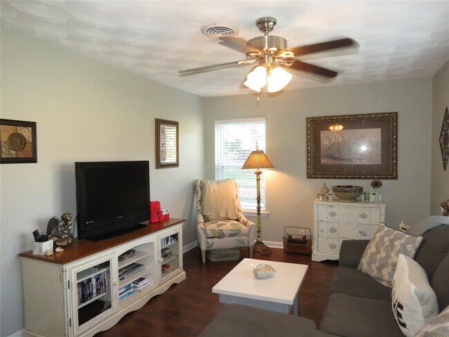 Building Photo - 10905 Lake Gardens Dr