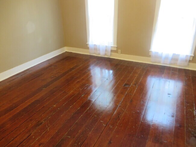 Building Photo - Two Bedroom Home with a bonus room/3rd bedroom in Historic District (Williams-Woodland Historic P...