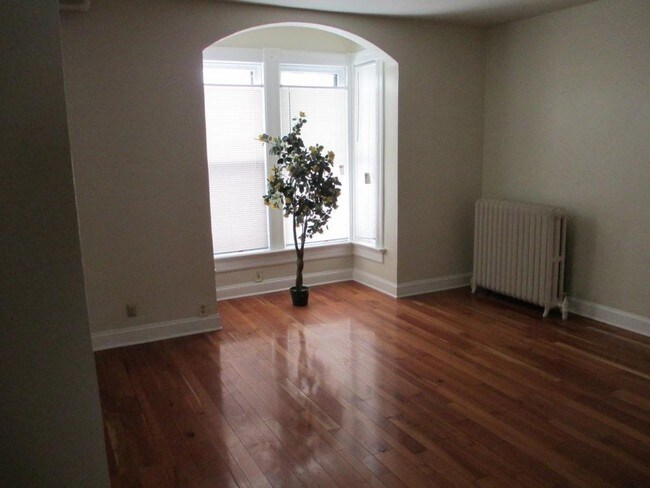 Building Photo - 1002 S. 2nd Street - 4 Bedroom House