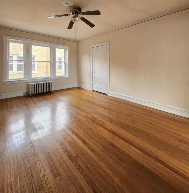Foto del edificio - 5423 W Montrose Ave
