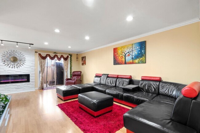 Building Photo - 830 Rigel Ln