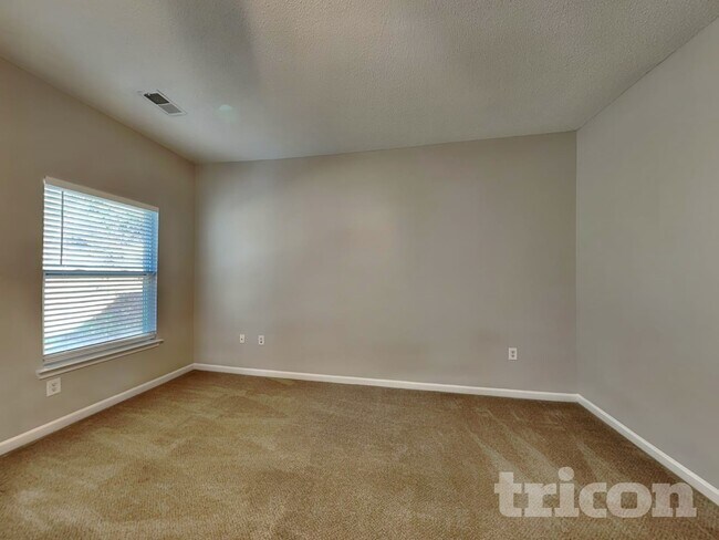 Foto del edificio - 2023 Reflective Waters Rd