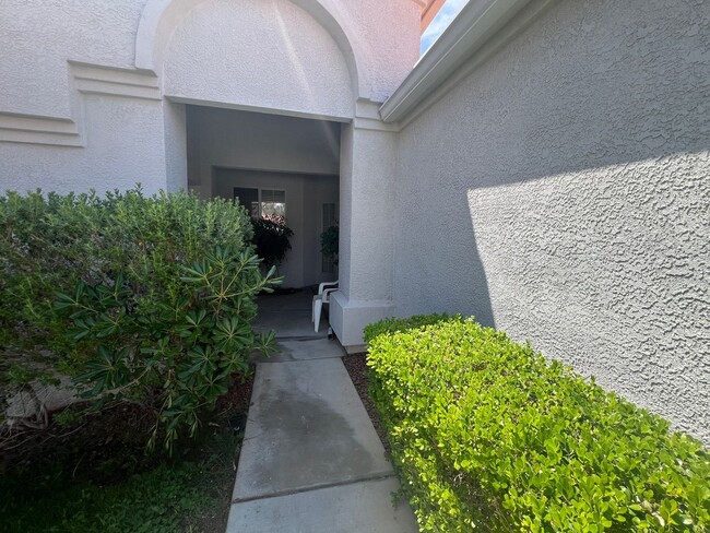 Foto del edificio - One-Level Townhouse off of Tropicana/Durango