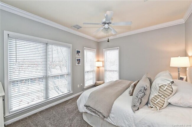 Building Photo - 318 S Cedar St