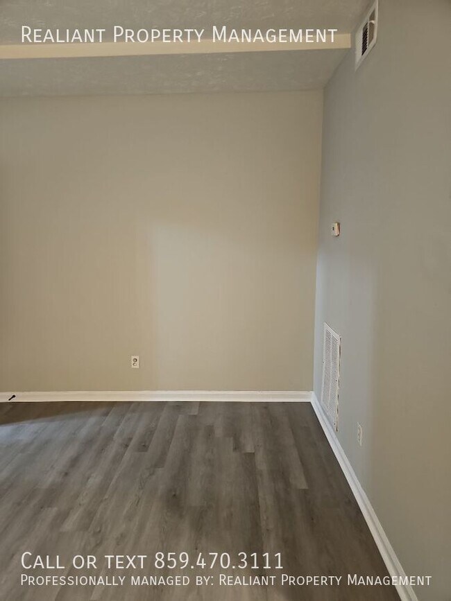 Building Photo - 208 Lakeshore Dr