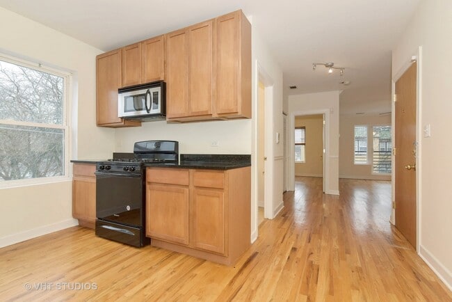 Building Photo - 2552 W Rosemont Ave
